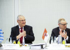 Innenminister Joachim Herrmann neben Michael Stübgen aus Rheinland-Pfalz an Sitzungstisch