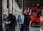 Herrmann und Feuerwehrleute besichtigen Feuerwehrfahrzeuge