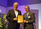 Herrmann und Ammon mit goldener Urkunde