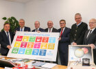 Innenminister Joachim Herrmann, Landrat Alexander Tritthart, Vorsitzende der Stadt- und Kreissparkasse, und weitere mit großen Plakaten