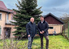 Innenstaatssekretär Sandro Kirchner und Landrat Thomas Bold vor großer Tanne