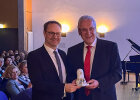 Herrmann und Freudenberger mit Porzellanlöwen