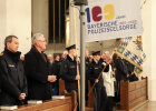 Herrmann neben Polizisten bei Gottesdienst