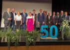Gruppenfoto auf Bühne mit großer "50"