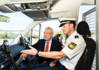 Innenminister Herrmann in einem Polizeibus