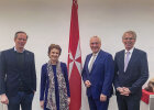 Gruppenbild vor Malteser-Flagge: Dr. Frederik Zohm (neues Landesbeirats-Mitglied, Vorstand Forschung und Entwicklung MAN Truck & Bus SE), Stephanie Freifrau von Freyberg (Landesbeauftragte, Diözesanleiterin München und Freising), Innenminister Joachim Herrmann und Dr. Winfried Brechmann (neues Landesbeirats-Mitglied, Amtschef Gesund¬heitsministerium)