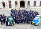 Innenminister Joachim Herrmann im Gruppenfoto mit neuem Personal und Polizeiautos