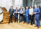 Gruppenfoto mit symbolischem Schlüssel