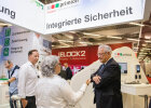 Herrmann im Gespräch bei einem Messestand