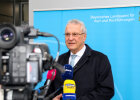 Innenminister Joachim Herrmann vor Pressewand des LfAR