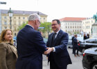 25. April 2025: Beim Besuch des bulgarischen Innenministers Daniel Mitov im Bayerischen Innenministerium betonen beide Minister die Bedeutung einer engen sicherheits- und migrationspolitischen Zusammenarbeit – Bayerns Innenminister Joachim Herrmann würdigt Bulgariens Schlüsselrolle beim Schutz der EU-Außengrenzen und hebt die Notwendigkeit gemeinsamer Anstrengungen zur Begrenzung irregulärer Migration, zur Bekämpfung von Cybercrime sowie zur Stärkung der grenzüberschreitenden Polizeiarbeit hervor.