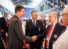 Herrmann schüttelt einem BRK-Vertreter die Hand, weitere Personen stehen daneben