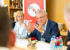 Herrmann im Gespräch am Sitzungstisch