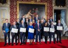 Gruppenfoto der Kabinettsmitglieder in Residenz mit Urkunde