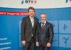 Sandro Kirchner und Dr. Alfons Hölzl vor BTV-Pressewand