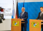 Innenminister Joachim Herrmann und Kriminaldirektor Hausberger vom Landeskriminalamt an Rednerpulten bei Präsentation