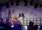 Herrmann am Rednerpult auf Bühne