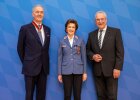 Stephanie Freifrau von Freyberg und Dr. Erich Prinz von Lobkowicz mit Verdienstkreuz am Bande und das Große Verdienstkreuz des Verdienstordens der Bundesrepublik Deutschland und Innenminister Joachim Herrmann