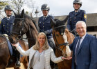 Innenminister Joachim Herrmann und Schirmherrin der berittenen Einheiten der Bayerischen Polizei, Karin Baumüller-Söder mit Polizeipferden