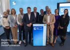Gruppenbild von links  nach rechts: Gudrun Riedl, Leitung  BR24 Digital, Christian Nitsche BR, Franziska Hilger, Siemens, Rolf Löwitsch, IBM, Sandro Kirchner StS, Markus Haas, Telefonica Germany, Jens Redmer, Google, Dr. Markus Rick, Verband bayer. Zeitungsverleger, StM Dr. Fabian Mehring,  Stefanie Valdé-Scott Adobe, Rebekka Weiß, Microsoft