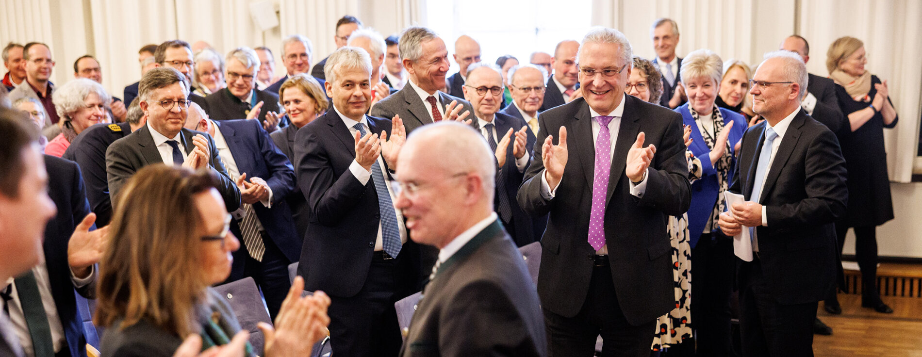 27. Februar 2023: Der höchste Beamte im bayerischen Innenministerium geht in den Ruhestand: Innenminister Joachim Herrmann dankt Amtschef Karl Michael Scheufele bei einer Feier in der Münchner Residenz für die hervorragende Arbeit. „Amtschef Scheufele führte die Geschicke des Ministeriums voller Tatendrang, mit unermüdlichem Einsatz, viel Herzblut, exzellentem Fachwissen und dem ebenso notwendigen Pragmatismus“, lobte Herrmann. Als Nachfolger führte der Innenminister Dr. Erwin Lohner feierlich ins Amt ein. „Dr. Lohner ist ein Spitzenjurist, eine Top-Führungskraft und ein ausgewiesener Verwaltungsexperte“, erklärte Herrmann. Blick ins applaudierende Publikum, darunter Herrmann, Lohner, Scheufele und weitere