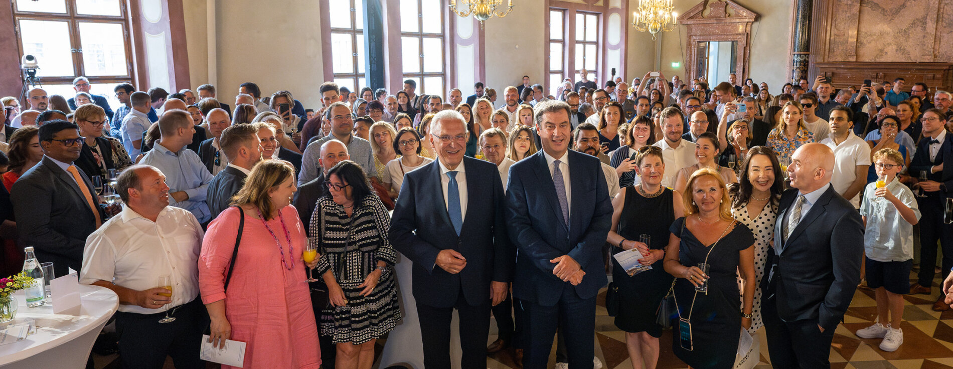 Foto in die Gruppe, ganz vorne Ministerpräsident Dr. Markus Söder und Innenminister Joachim Herrmann