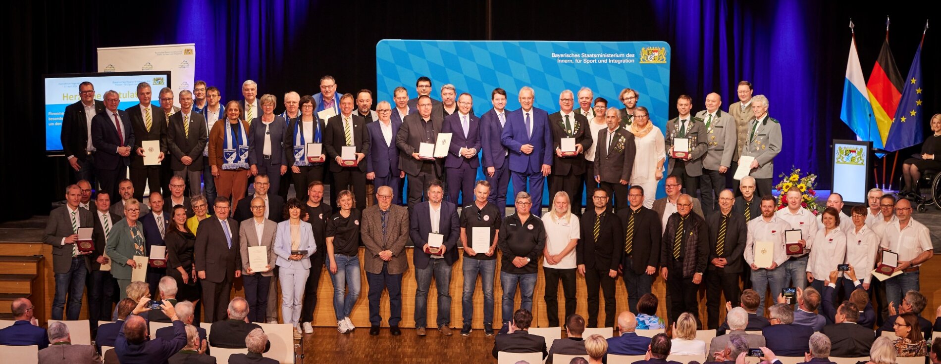 Gruppenfoto mit Geehrten der Sportplakette