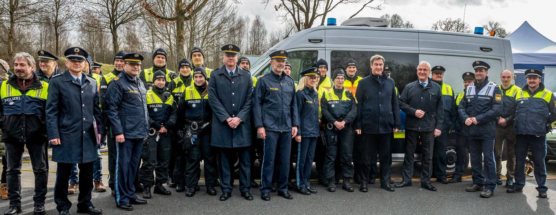 Gruppenfoto mit Ministerpräsident Dr. Markus Söder, Innenminister Joachim Herrmann und Bedienstete der Grenzpolizei