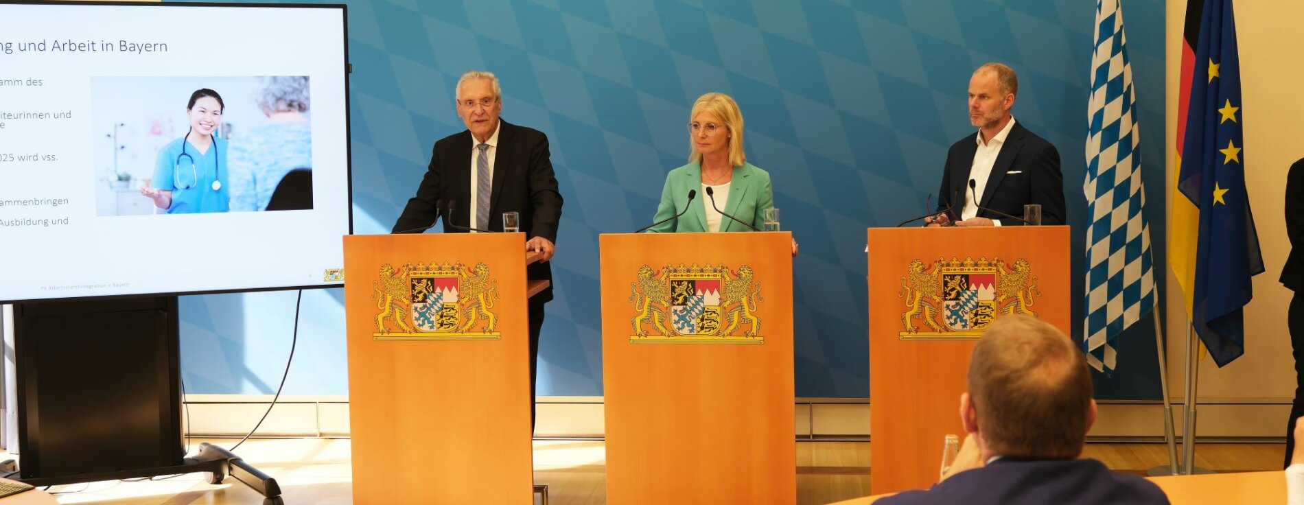 25. September 2024: Innen- und Integrationsminister Joachim Herrmann hat heute gemeinsam mit Arbeitsministerin Ulrike Scharf und dem Vorsitzenden der Geschäftsführung der Regionaldirektion Bayern der Agentur für Arbeit, Dr. Markus Schmitz, über die aktuellen Entwicklungen und Herausforderungen bei der Integration in Arbeit informiert. Herrmann bilanzierte: „Wir können mit Stolz sagen: Bayern ist auch weiterhin Spitzenreiter bei der Integration von ausländischen Arbeitskräften in den Arbeitsmarkt.“ Auf dem Bild sind Innenminister Joachim Herrmann, Arbeitsministerin Ulrike Scharf sowie Dr. Markus Schmitz (Agentur für Arbeit) bei ihrer gemeinsamen Pressekonferenz zu sehen.