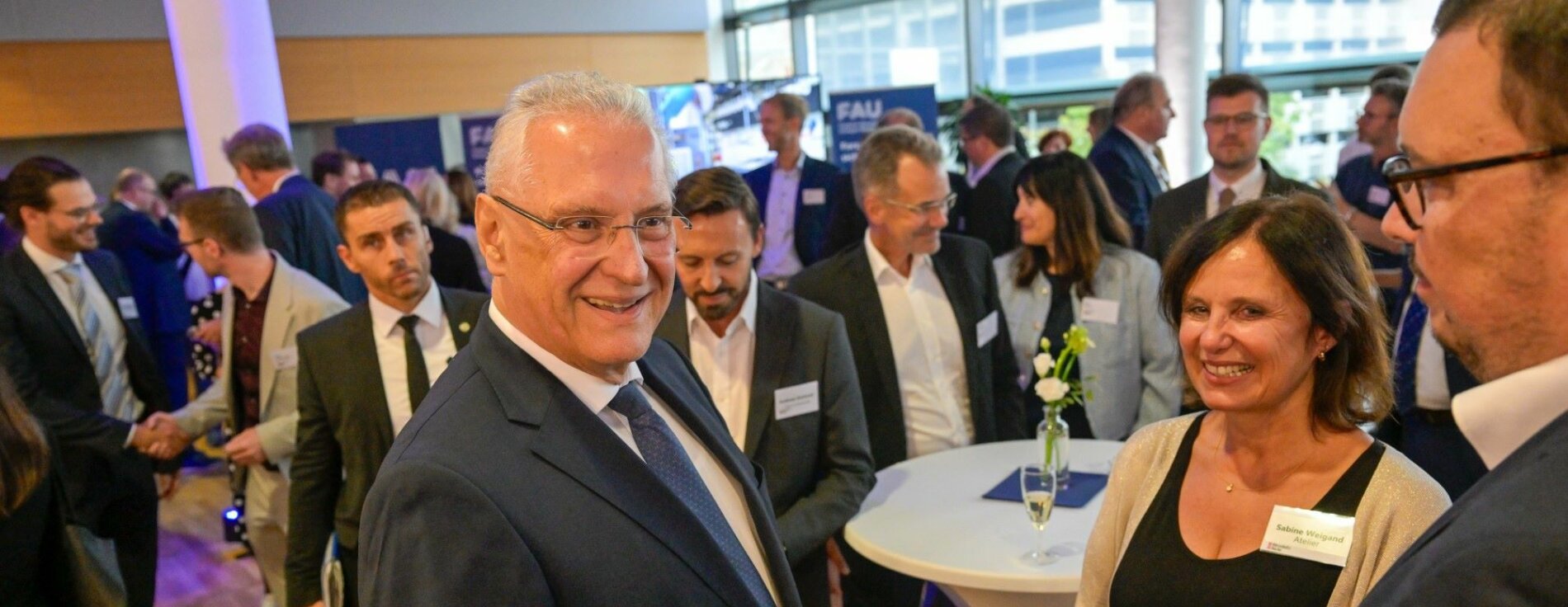 17. September 2024: Bei einem Staatsempfang am Vorabend des „Weltmarktführer Innovation Days 2024“ in Erlangen betonte Staatsminister Joachim Herrmann den Anspruch der Staatsregierung, die „bestmöglichen Rahmenbedingungen für ein innovations- und investitionsfreundliches Klima“ in Bayern zu schaffen. Auf dem Bild ist Innenminister Joachim Herrmann im Gespräch mit Teilnehmerinnen und Teilnehmern des Staatsempfangs anlässlich des "Innovation Day" zu sehen.
