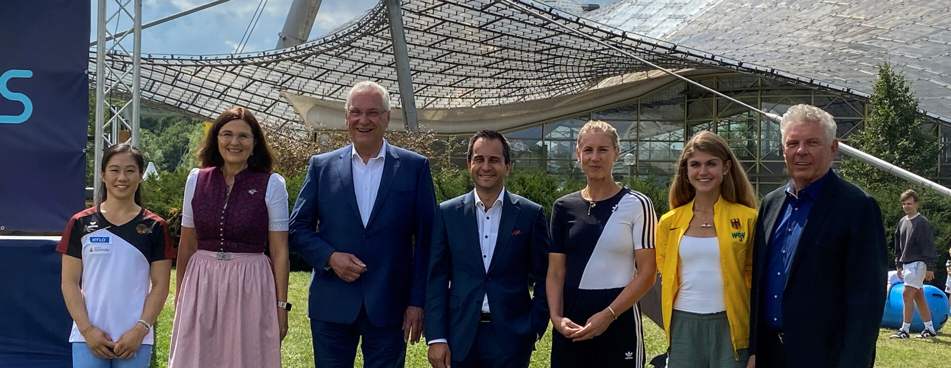 21. August 2022: Nach Abschluss der European Championships 2022 zog Innen- und Sportminister Joachim Herrmann eine überaus positive Bilanz: „Das größte Multisport-Event in München seit Olympia 1972 hat in allen Belangen die Erwartungen erfüllt: Die alten Olympiasportstätten erstrahlen in neuem Glanz, mit dem Thema Nachhaltigkeit haben die European Championships vorbildlich Maßstäbe gesetzt und auch vermeintlichen Randsportarten eine angemessene Kulisse verschafft.“ Gruppenfoto u.a. mit Sportminister Joachim Herrmann vor dem Olympiastadion