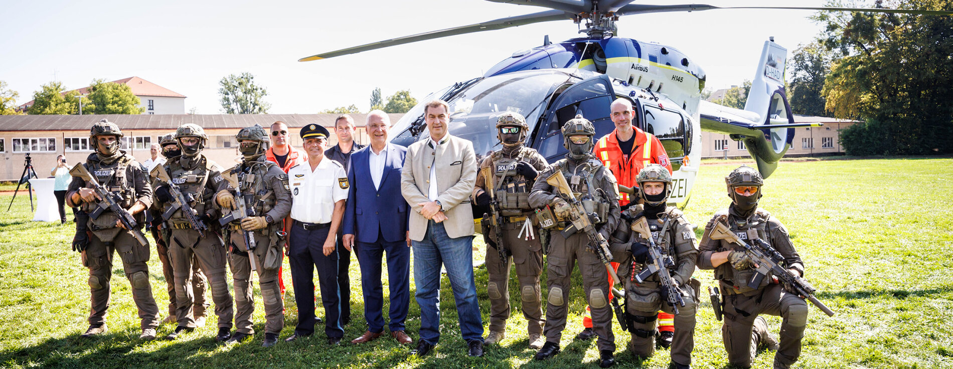 Gruppenfoto mit Söder, Herrmann und der Hubschrauberstaffel in Uniform vor Polizeihubschrauber