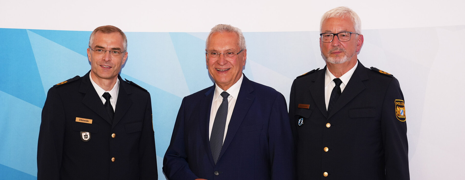24. Juli 2024: Mit einem Festakt verabschiedete Innenminister Joachim Herrmann heute feierlich den bisherigen Präsidenten der Bayerischen Bereitschaftspolizei Udo Skrzypczak (re. im Bild) in den Ruhestand und führte als seinen Nachfolger den bisherigen Vizepräsidenten des Polizeipräsidiums München, Miachel Dibowski (li. i. Bild) als Nachfolger ins Amt ein. Auf dem Foto Miachel Dibowski, Innenminister Joachim Herrmann und Udo Skrzypczak