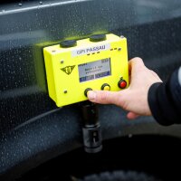 Derzeit testet die Bayerische Grenzpolizei innovative Personendetektionsgeräte, die über den Herzschlag beispielsweise auf Ladeflächen versteckte Personen erkennen können. Nahaufnahme Hand bedient Personendetektionsgerät an Auto