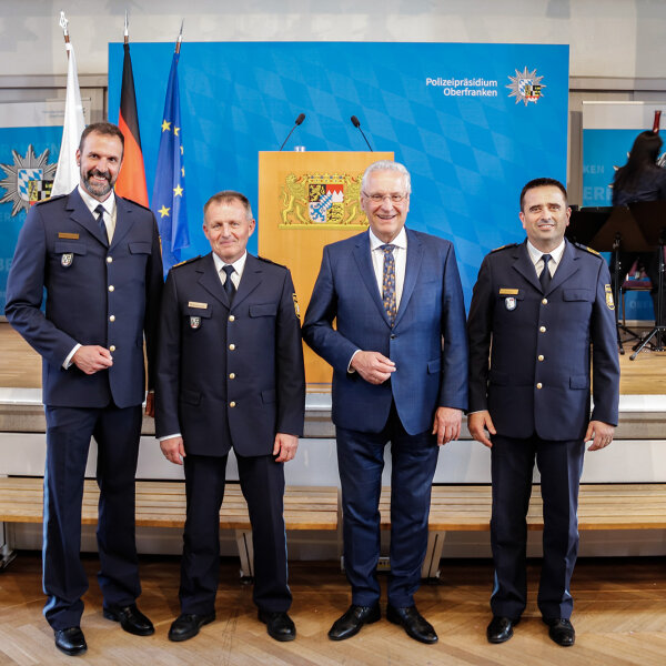 Gruppenbild mit Herrmann, Trebes, Schmelzer und Rothdauscher vor Bühne