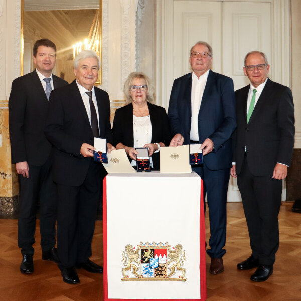 Kirchner, Ehmann und die drei Geehrten mit Bundesverdienstkreuzen
