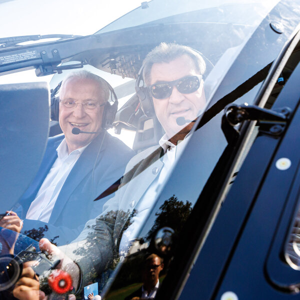 Herrmann und Söder in Polizeihubschrauber