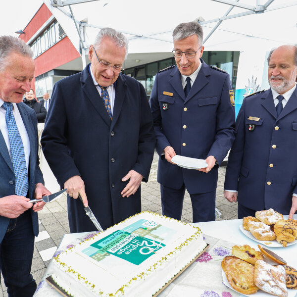 Herrmann beim Kuchen anschneiden, zwischen Fürther Oberbürgermeister Dr. Thomas Jung, dem Leiter der Polizeiinspektion Fürth, Bernd Wolf und Mittelfrankens Polizeipräsident Adolf Blöchl.