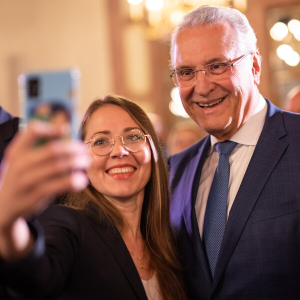 Herrmann und Teilnehmerin beim Fotografieren