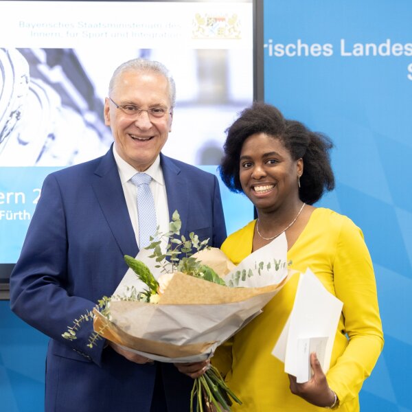 Herrmann und eingebürgerte Frau mit Blumenstrauß