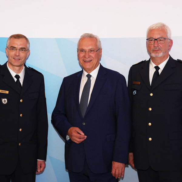 Auf dem Foto Miachel Dibowski, Innenminister Joachim Herrmann und Udo Skrzypczak