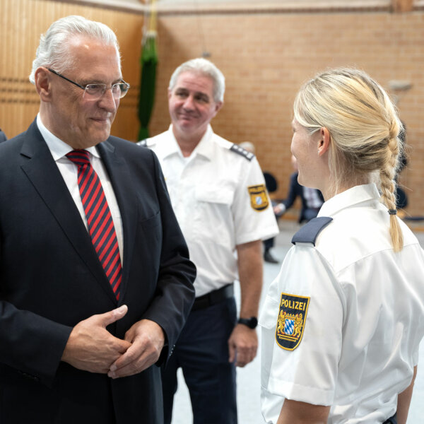 Innenminister Herrmann im Gespräch mit einer jungen Polizistin
