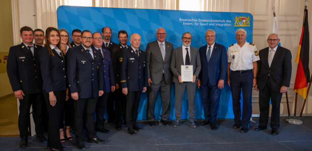 15. Juli 2023: Großartige Anerkennung für neun ehrenamtsfreundliche Betriebe: Innenminister Joachim Herrmann hat sich beim Blaulichtempfang in München bei allen Helferinnen und Helfern bedankt und vorbildliche Unternehmen ausgezeichnet: "Neben dem Einsatz aller Ehrenamtlichen braucht es für ein gut funktionierendes Hilfeleistungssystem auch ein großes Engagement und viel Verständnis der Arbeitgeber. Denn Schutz und Hilfe für die Bevölkerung kann es nur geben, wenn hinter den vielen ehrenamtlichen Helfern Arbeitgeber stehen, die ihren Beschäftigten auch im Einsatz den Rücken freihalten – und das trotz möglicher Auswirkungen auf den Betriebsablauf." Im Bild u.a. mit Vertretern und Mitarbeitern der Gunvor Raffinerie Ingolstadt GmbH (Kösching) und Polizeipräsident Günther Gietl. - © Sebastian Widmann Gruppenbid Herrmann mit Firmenvertretern und Einsatzkräften