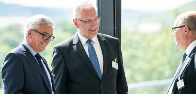 Ausbau des Bevölkerungsschutzes, mehr Sicherheit im digitalen Raum und besserer Schutz von Demokratie und Verfassung – diese Schwerpunkte hat Bayerns Innenminister Joachim Herrmann für die Innenministerkonferenz in Würzburg angekündigt. Im Bild mit Roger Lewentz (Rheinland Pfalz) und Michael Stübgen (Brandenburg).