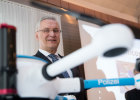 20. November 2017: Die Bayerische Polizei wird mit zusätzlichen 'Multicoptersystemen' ausgestattet, auch Drohnen genannt. Dazu startet Innenminister Joachim Herrmann einen Pilotversuch.