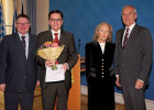 Sonja Ströbl und Innen- und Verkehrsstaatssekretär Gerhard Eck haben den mit 10.000 Euro dotierten 27. Joseph-Ströbl-Preis für besondere Verdienste um die Verkehrssicherheit überreicht.