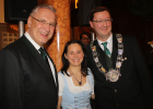 Von Links nach Rechts: Sportminister Joachim Herrmann, Olympiamedaillengewinnerin Monika Karsch und Landesschützenmeister Christian Kühn.