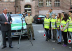 Innen- und Verkehrsminister Joachim Herrmann hat bei seinem Besuch der Bismarckschule in Nürnberg alle Verkehrsteilnehmer aufgefordert, auf von Schülerinnen und Schülern frequentierten Wegen besonders rücksichtsvoll zu fahren.  