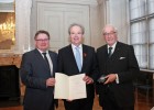 Staatssekretär Gerhard Eck händigt das Bundesverdienstkreuz am Bande an Johanna Falk, Ulrich Feldmann, Prof. Dr. Gert Feser und Heike Kraft sowie das Verdienstkreuz 1. Klasse an Prof. Dr. Ulrich Konrad aus.