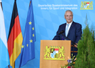 Sportminister Joachim Herrmann hinter dem Rednerpult bei seiner Ansprache